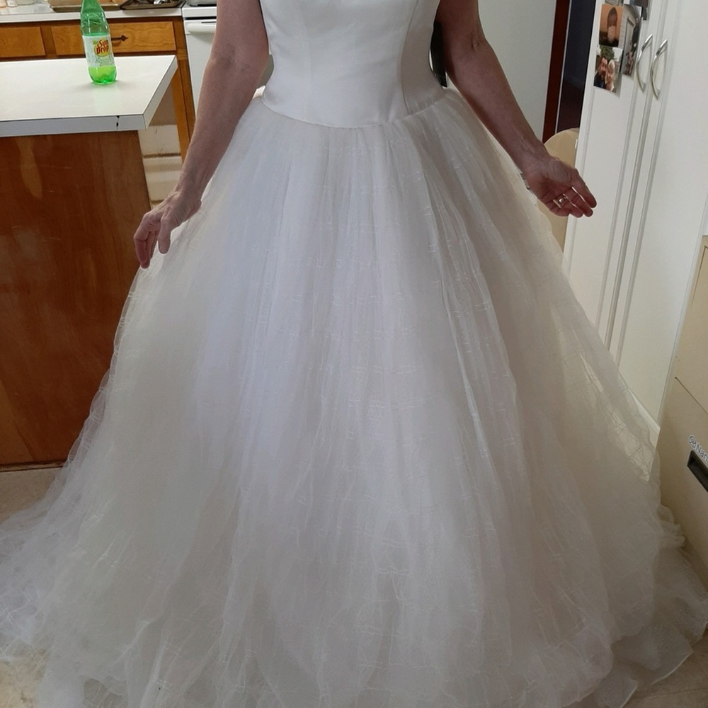 NWT Vera Wang Ball Gown Wedding Dress Size $10